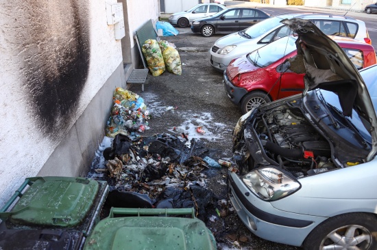 Brand einer Hausfassade und zweier Autos in Stadl-Paura durch Feuerwerk im Altpapiercontainer