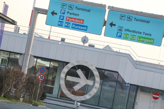 Feuerwehr am Linz Airport in Hrsching wegen Rauch im Cockpit eines Kleinflugzeuges im Einsatz