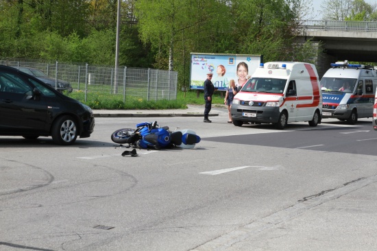 Verkehrsunfall mit Motorrad im Kreuzungsbereich in Wels