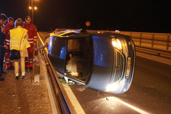 Fahrzeugüberschlag auf der Traunbrücke in Wels endet relativ glimpflich