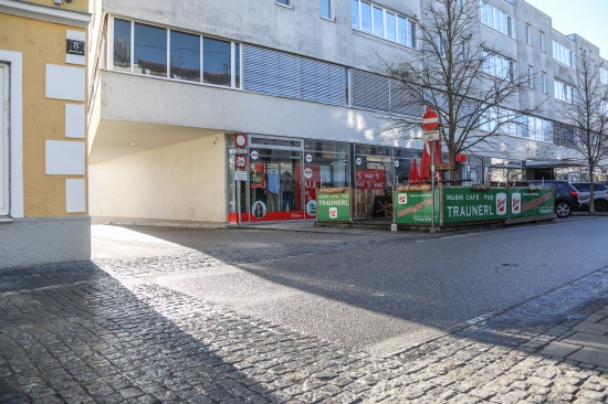 Brutale Szenen bei Raub auf Lokalgast (39) in Traun - Opfer flchtete sich in ein Taxi
