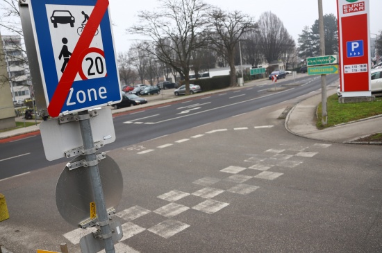 Fugngerin (32) mit Kinderwagen in Thalheim bei Wels von Auto erfasst