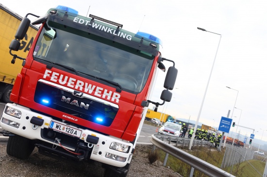 Unfall mit drei beteiligten Fahrzeugen auf Wiener Strae in Edt bei Lambach fordert drei Verletzte