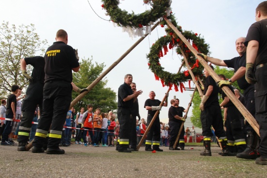 Maifest mit Maibaum aufstellen bei der Freiwilligen Feuerwehr Hart