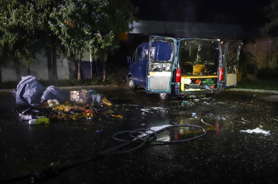 Drei Feuerwehren bei nchtlichem Brand eines Wohnmobils in Leonding im Einsatz