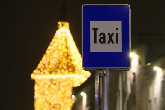 Polizei stoppt in Wels Taxilenker mit geladener Schusswaffe, Suchtgift und gesuchtem Fahrgast
