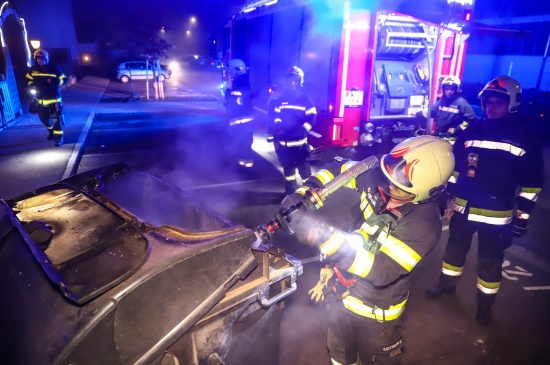 Brand eines Restmllcontainers in einer Mllinsel in Wels-Pernau