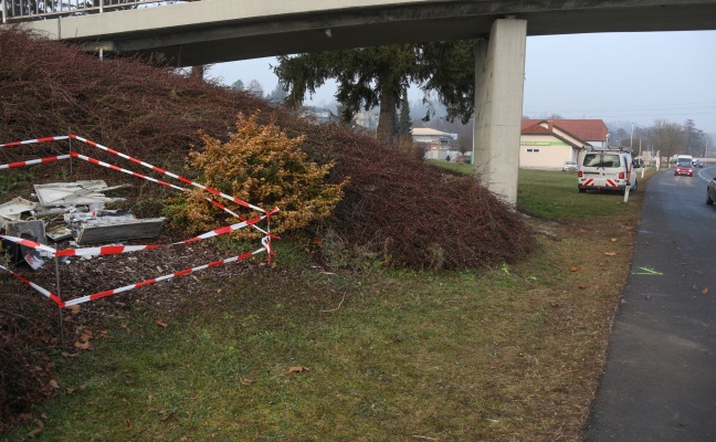 Auto bei Verkehrsunfall in Kematen an der Krems gegen Brückenpfeiler und Stromkasten geprallt