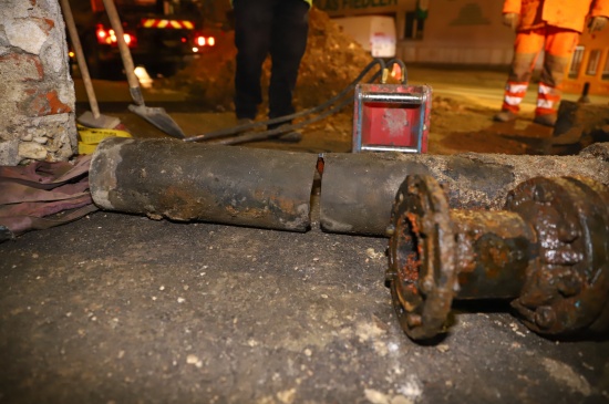 Reparaturarbeiten nach massivem Wasserrohrbruch in Wels-Vogelweide
