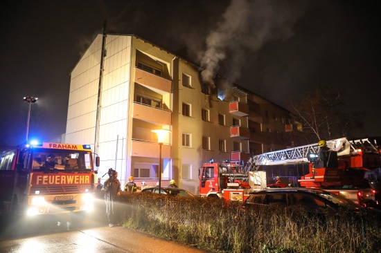 Schwerverletzter bei Brand in Eferding durch Feuerwehr aus brennender Wohnung gerettet