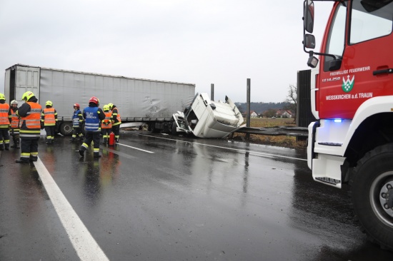 Schwerer LKW-Unfall auf Welser Autobahn bei Weikirchen an der Traun