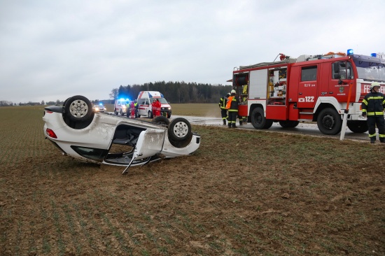Autoberschlag in ein Feld bei Allhaming fordert eine verletzte Person