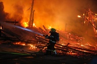 Großbrand einer Lagerhalle neben der Westbahnstrecke in Enns