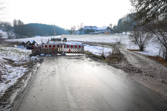 LKW-Bergung vor Brckenbaustelle in Laakirchen durch die Feuerwehr