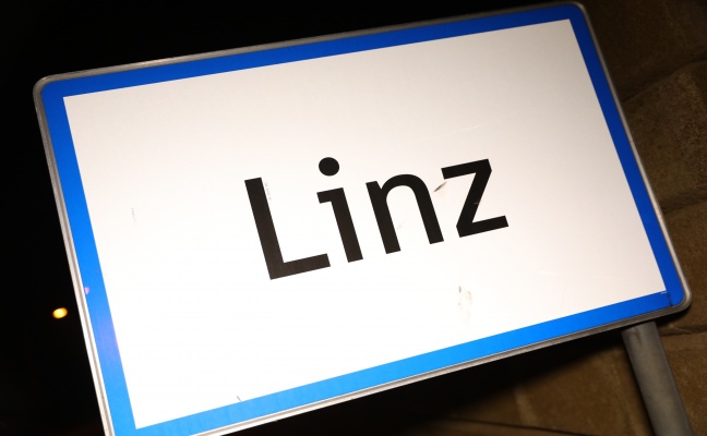Autolenkerin (41) beschädigte bei Alkofahrt durch Linz 17 Fahrzeuge