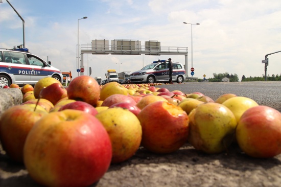 LKW verliert Ladung - Äpfel auf der Wiener Straße in Hörsching verteilt