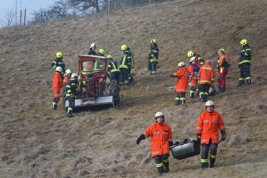 Lenker verletzt: Traktor in Schlüßlberg auf steiler Wiese mehrmals überschlagen