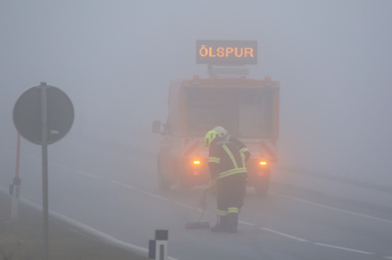 Im dichten Nebel: Feuerwehren müssen kilometerlange Ölspur auf Gallspacher Straße binden