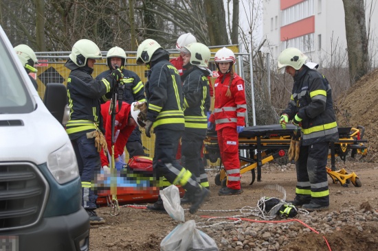 Personenrettung nach Sturz in eine Baugrube in Leonding