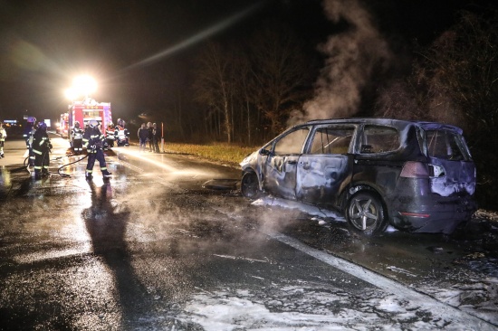 PKW auf der Westautobahn bei Pucking in Flammen aufgegangen