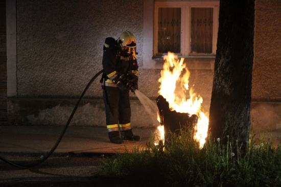 Nächtlicher Brand einer Altpapiertonne in Wels-Neustadt