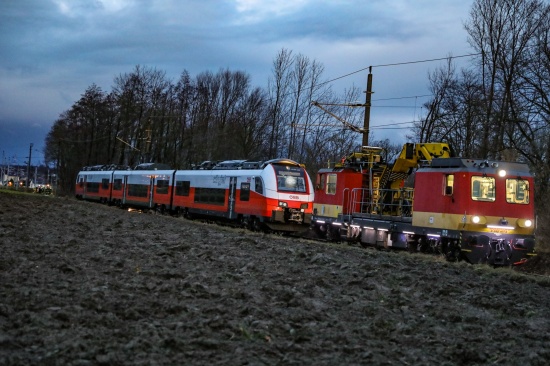 Nahverkehrszug evakuiert: "Cityjet" kollidiert bei Piberbach mit in die Oberleitung gestrztem Baum