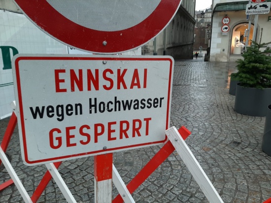 Ennskai in Steyr wegen Hochwasser gesperrt