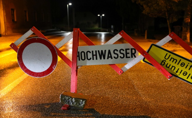 Überflutung: Gleich zwei Autolenker missachten Straßensperre bei Kematen am Innbach und gehen unter