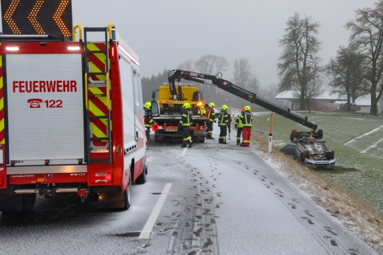 Autoüberschlag bei Verkehrsunfall in Vorchdorf fordert eine Verletzte