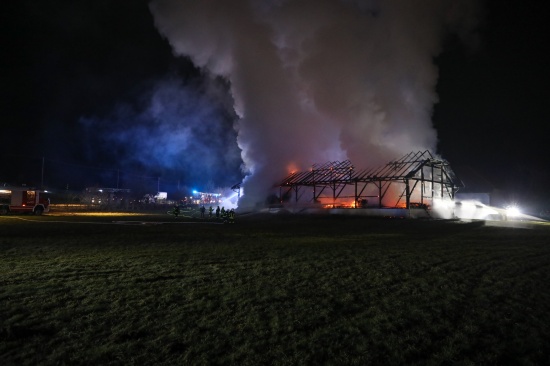 Groeinsatz bei Brand einer landwirtschaftlichen Lager- und Maschinenhalle in Waizenkirchen