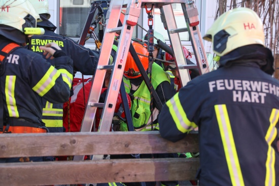 Person von Hhenrettern der Feuerwehr aus Brunnenschacht eines Wohnhauses in Leonding gerettet