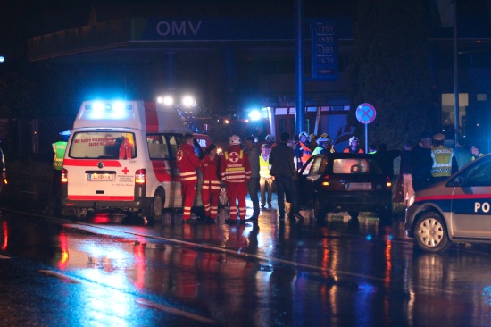 Verkehrsunfall auf regennasser Kremstal Straße in Ansfelden fordert Verletzte