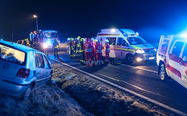Lenker bei Verkehrsunfall in Meggenhofen aus Auto geschleudert und schwer verletzt
