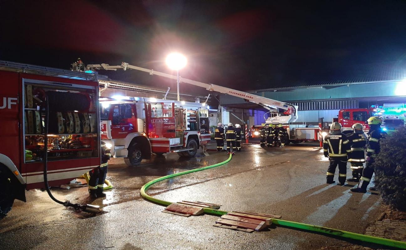 Grosseinsatz Bei Brand Auf Bauernhof In Perg Laumat At