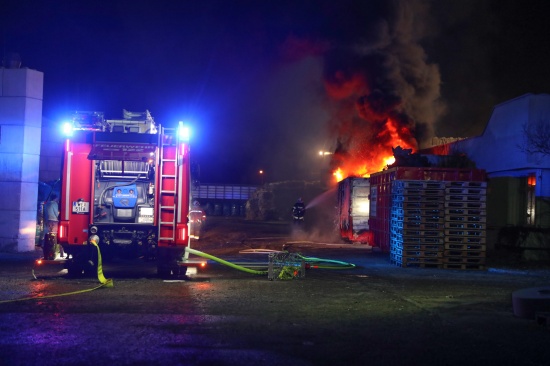 Containerbrand bei einem Recyclingunternehmen in Wels-Pernau sorgt fr greren Einsatz