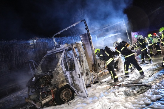 Klein-LKW auf Westautobahn bei St. Florian ausgebrannt