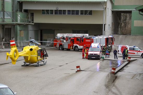 Personenrettung nach schwerem Arbeitsunfall in einem Betriebsgelnde in Sattledt