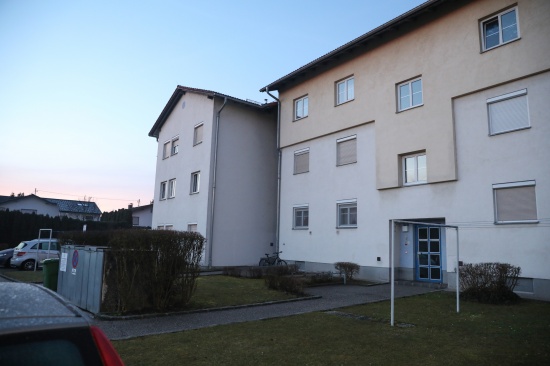 Einsatzkrfte zu gemeldetem Brand in einem Mehrparteienwohnhaus in Traun alarmiert