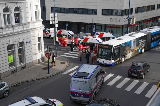Drei Verletzte bei Verkehrsunfall mit Linienbus in Wels-Innenstadt