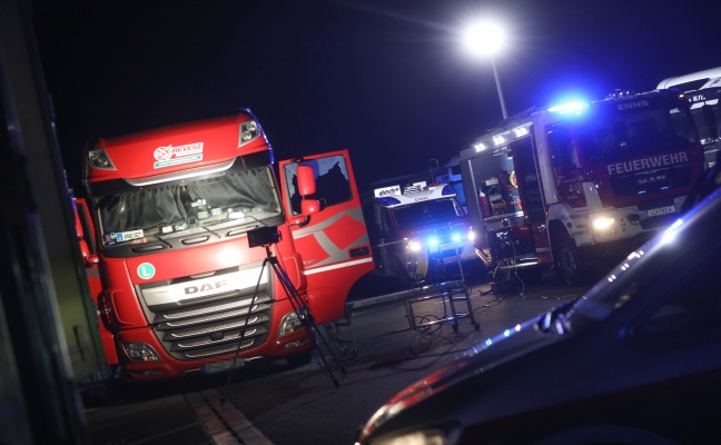 LKW-Lenker auf Rastplatz der Westautobahn bei Enns leblos aus Führerhaus geborgen