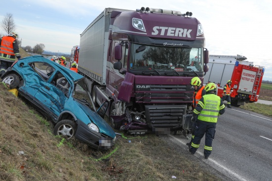 Schwere Kollision zwischen LKW und PKW auf Theninger Strae in Hrsching