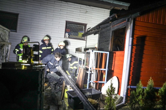Brand bei einer kleinen Gartenhtte in Bachmanning