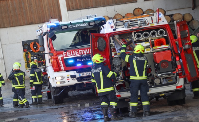 Zwei Feuerwehren nach kleinerem Brand bei einem Sägewerk in Regau im Einsatz