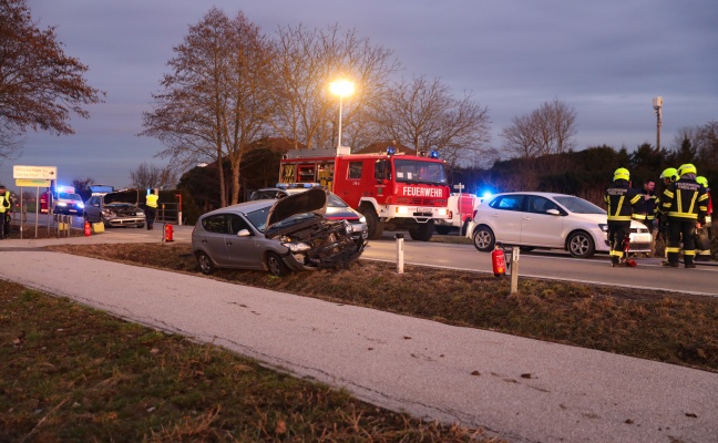 Schwerer Crash mit drei beteiligten Autos bei Oftering fordert zwei Verletzte
