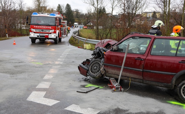 Kollsion zwischen Auto und Kleintransporter in Hohenzell fordert zwei Verletzte