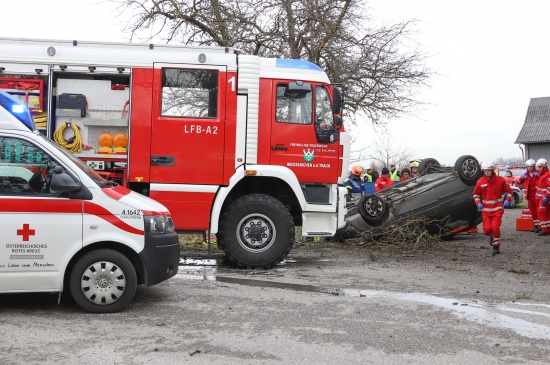 Menschenrettung: Auto bei Verkehrsunfall in Weikirchen an der Traun berschlagen