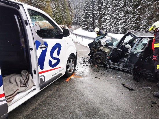 Schwerer Verkehrsunfall zwischen Königswiesen und St. Georgen am Walde forderte zwei Verletzte