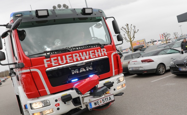 Kleinbrand im Motorraum eines Autos in Wels-Waidhausen vor Eintreffen der Feuerwehr gelöscht