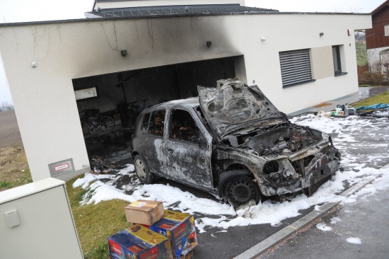 Auto in Garage eines neuen Einfamilienhauses in Leonding in Flammen aufgegangen