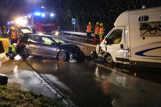 Kollision zwischen Auto und Pferdetransporter in Schleiheim fordert fnf Verletzte